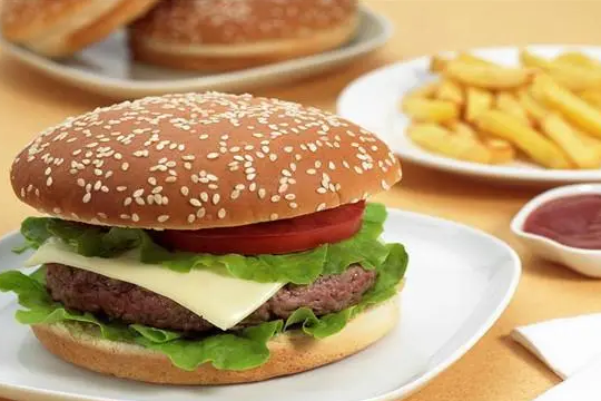 老品牌才是加盟的首选，佳客堡汉堡品牌历史长远！